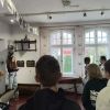 Uczniowie oprowadzaj modzie po muzeum kaszubskim 1